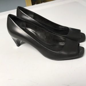 Nine West dark gray peep-toe heels size 7.5